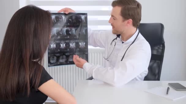 Хребтолог Показує Рентгенівське Зображення Хребта Пацієнту Лікарні Молода Жінка Робить — стокове відео