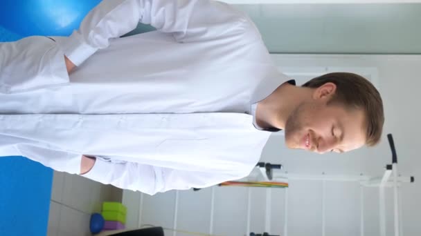 Professionell Läkare Som Står Och Poserar För Kameran Ger Tummen — Stockvideo