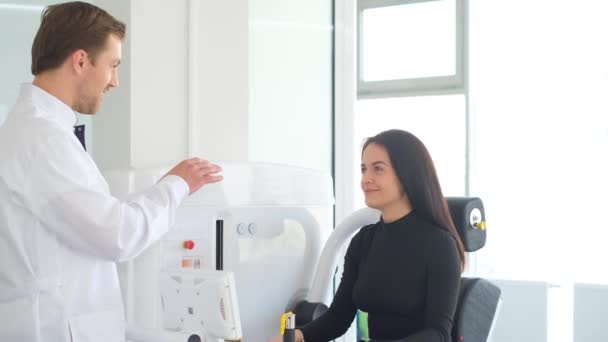 Ein Traumatologe Spricht Mit Einem Patienten Einem Reha Zentrum Therapeutische — Stockvideo