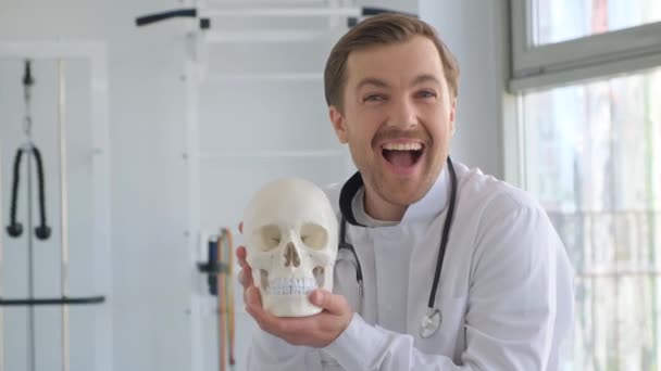 Médico Joven Sostiene Modelo Cráneo Humano Anatómico Oficina Neurólogo Está — Vídeos de Stock
