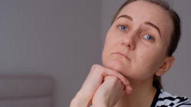 Umutsuzca muhtaç. Zavallı, üzgün, depresif genç bir kadının yakın çekimi. Umutsuzluk, depresyon, migren ya da baş ağrısı, acı ya da derin düşünce.