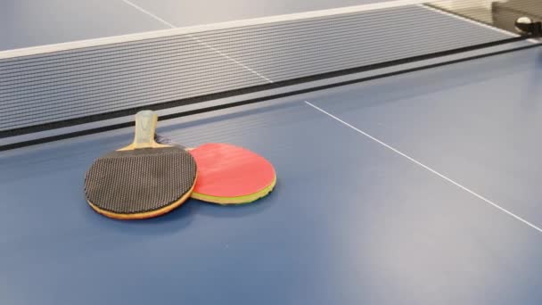 Raquetes Profissionais Bola Uma Mesa Azul Para Tênis Mesa Ping — Vídeo de Stock