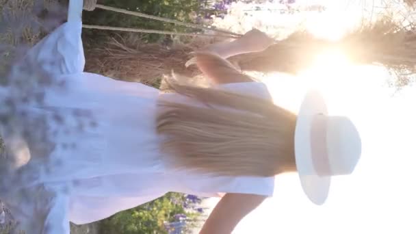 Pionowe Wideo Kobiety Kołyszącej Się Pięknej Huśtawce Polu Pośród Kwiatów — Wideo stockowe