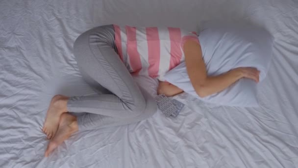 Одиночество Женщина Лежит Кровати Закрывает Уши Подушкой Чувствует Себя Подавленной — стоковое видео