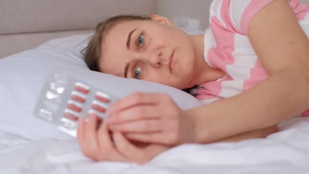 Хвора Жінка Лежить Ліжку Тримає Таблетки Руці Лікування Вірусних Бактеріальних — стокове відео
