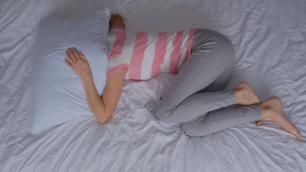 Przygnębiona Kobieta Leży Sama Łóżku Przykrywając Głowę Poduszką Czując Się — Wideo stockowe