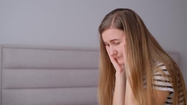 Detailní Záběr Depresivní Mladou Ženu Která Pózuje Uvnitř Objímá Hlavu — Stock video