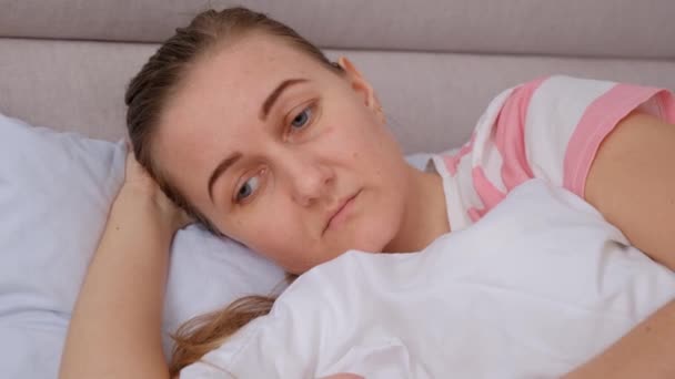 Blisko Depresji Smutna Młoda Kobieta Leży Łóżku Myśląc Pamiętając Sypialnia — Wideo stockowe