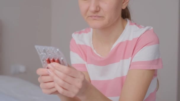 Una Mujer Joven Toma Pastillas Para Dolor Estómago Ciclo Mensual — Vídeos de Stock