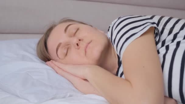Μια Κουρασμένη Γυναίκα Κοιμάται Στο Κρεβάτι Δύσκολες Μέρες Δουλειάς Ανάπαυση — Αρχείο Βίντεο