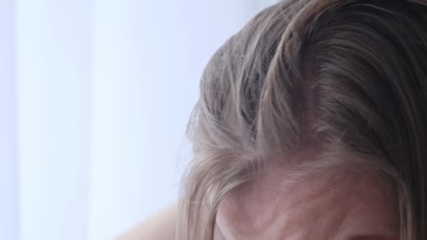 Wczesne Siwe Włosy Młodej Kobiety Zbliżenie — Wideo stockowe