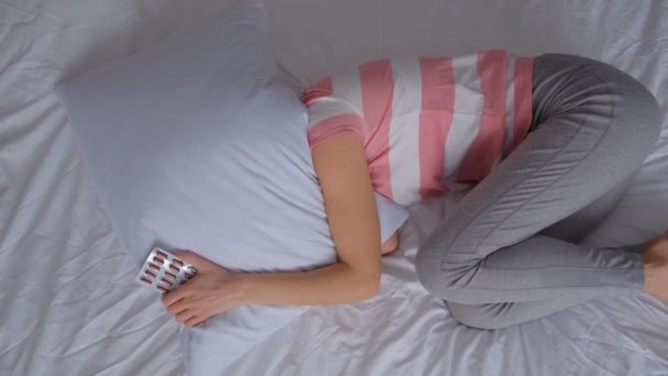 Жінка Відчуває Занепокоєння Симптоми Депресії Лежачи Ліжку Психічне Здоров — стокове відео