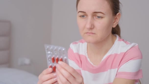 Una Mujer Siente Ansiedad Tomar Antibióticos Tiene Síntoma Estado Depresivo — Vídeo de stock