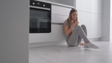Şiddetli bir sinir krizi geçiren genç agresif bir kadın. Bitkinlik ve depresyon hali