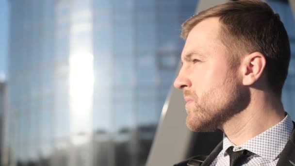 Yakışıklı Pozitif Bir Adamının Yakın Plan Yüzü Açık Havada Güneşe — Stok video