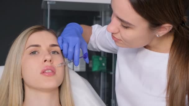 Mulher Loira Jovem Recebe Uma Injeção Seus Lábios Salão Beleza — Vídeo de Stock