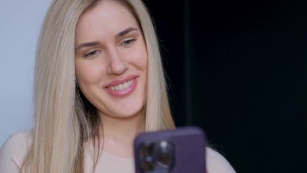 Eine Schöne Blondine Macht Ein Selfie Foto Mit Dem Smartphone — Stockvideo