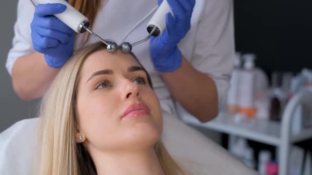 Esteticista Usa Pulsos Elétricos Para Procedimento Facial Mulher Recebendo Microcurrent — Vídeo de Stock