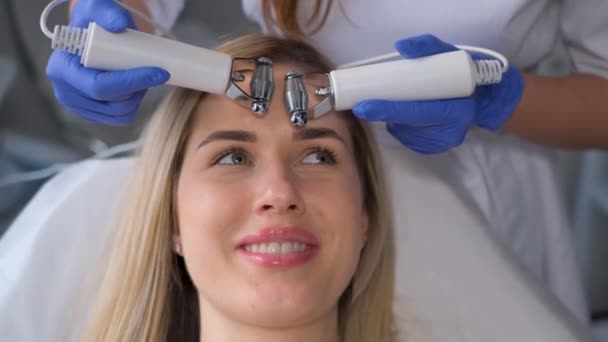 Esteticista Realiza Procedimiento Iontoforesis Rejuvenecimiento Facial Piel Para Las Mujeres — Vídeos de Stock