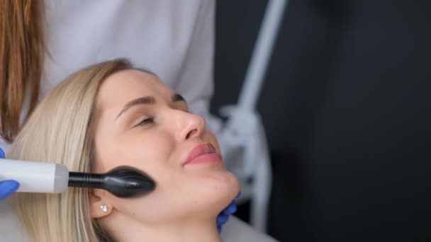 Косметолог Проводит Женщины Процедуру Очищения Кожи Лица Процедура Ультразвуковом Устройстве — стоковое видео