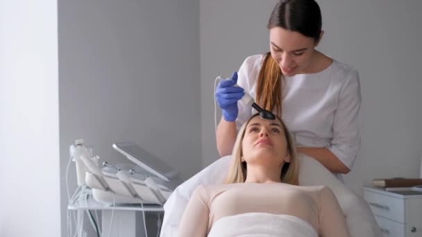 Cosmetólogo Realiza Procedimiento Limpieza Piel Facial Para Una Mujer Procedimiento — Vídeos de Stock