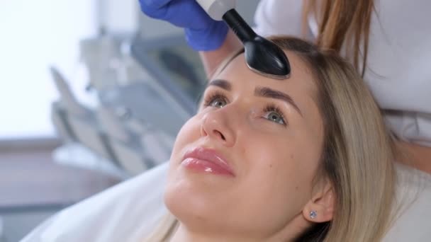 Cosmetologo Esegue Una Procedura Dermapen Una Donna Pulire Sua Pelle — Video Stock
