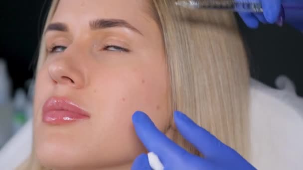 一名戴医用手套的外科医生向面部皮肤注射药物 以防止皱纹的出现 — 图库视频影像