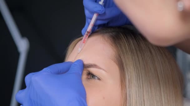 Una Ragazza Cosmetologa Iniezioni Sulle Labbra Sul Viso Una Bella — Video Stock