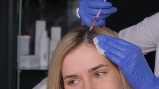 Egy Trikológus Injekciót Egy Gyönyörű Lány Fejére Problémás Haj Kezelése — Stock videók
