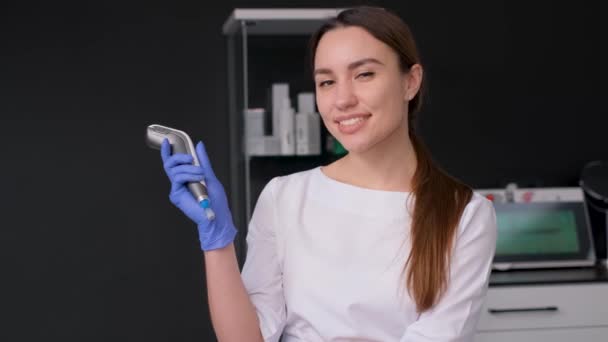 Vacker Kvinnlig Kosmetolog Som Står Mitt Kontoret Och Ler Mot — Stockvideo
