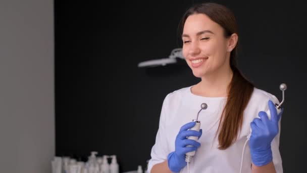 Kobieta Kosmetyczka Stojąca Środku Biura Uśmiechnięta Nowoczesny Salon Spa — Wideo stockowe