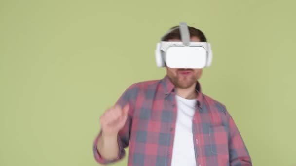 Хлопець Танцює Шоломі Віртуальної Реальності Технічний Прогрес Окуляри Віртуальної Реальності — стокове відео