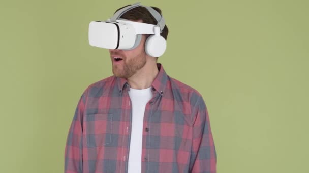 Muž Používající Brýle Virtuální Reality Vybere Menu Pro Online Učení — Stock video