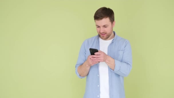 Junger Mann Mit Handy Sieht Glücklich Und Fröhlich Aus Auf — Stockvideo