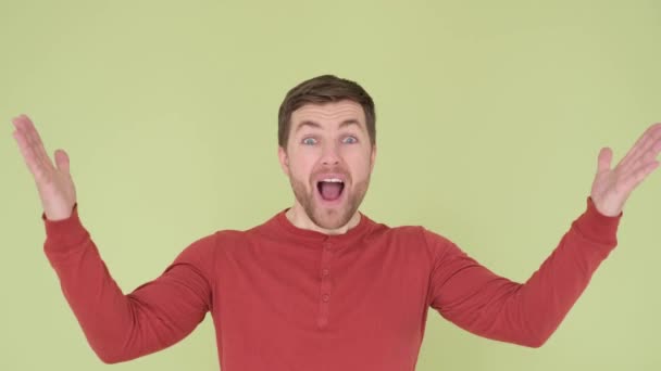 Australan Který Říká Hezký Muž Zeleném Pozadí Ukazuje Dojem Směje — Stock video