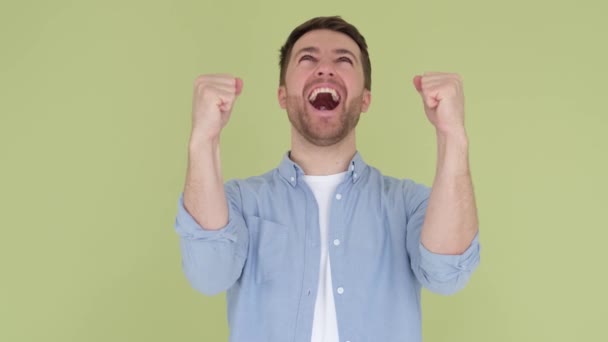 Glücklicher Erfolgreicher Student Ruft Mit Geballten Fäusten Aus Sieht Nach — Stockvideo