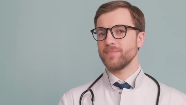Retrato Cerca Joven Atractivo Médico Barbudo Con Gafas Sobre Fondo — Vídeos de Stock