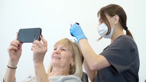 Kozmetik Kliniğinde Yaşlı Bir Hastayla Trikoloğun Danışmanlığı Hasarlı Saç Teşhisi — Stok video