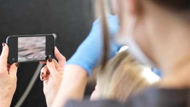 Joven Tricólogo Examina Cabeza Paciente Mayor Transmite Por Teléfono Tratamiento — Vídeos de Stock