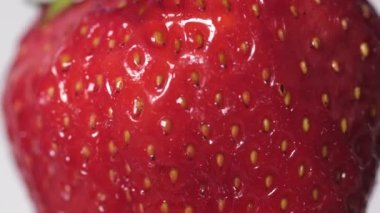 İçinde bir damla su akan çileğin makro yakın çekim videosu. Kırmızı çileğin yakınlaştırılmış videosu. Çilek arkaplanı.