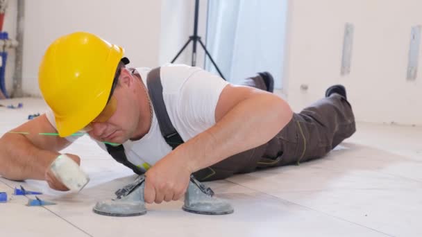 職人職人は床にセラミックタイルを敷く床にセラミックタイルを敷設します 高品質4K映像 — ストック動画