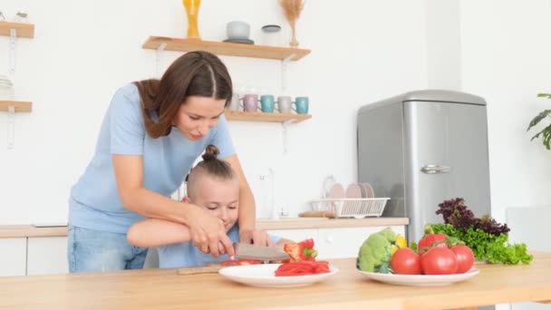 Mama Bringt Ihrem Sohn Bei Einen Salat Machen Mutter Und — Stockvideo