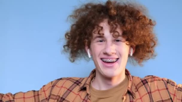 Fotoğraf Stüdyosundaki Neşeli Pozitif Dans Eden Adam Genç Kızıl Saçlı — Stok video