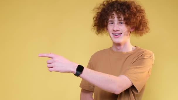 Hravý Pozitivní Veselý Student Stojící Hnědém Pozadí Ukazující Někoho Reklamní — Stock video