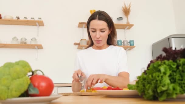Una Mujer Corta Pimiento Rojo Casa Cocina Cocinar Ensalada Verduras — Vídeos de Stock