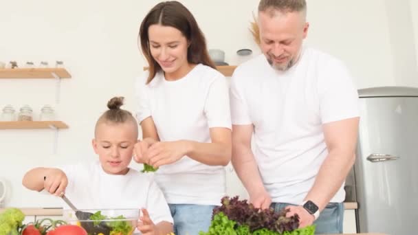 Семейная Пара Детьми Готовит Здоровое Питание Своей Кухне Подготовка Салата — стоковое видео