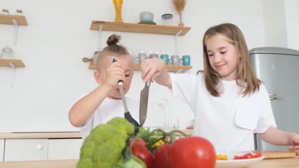 Crianças Cozinhar Alimentos Casa Cozinha Com Legumes Frescos Comida Vegetariana — Vídeo de Stock