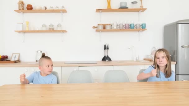 Dzieci Czekają Śniadanie Waląc Naczynia Stole Kuchni Koncepcja Jedzenia Domu — Wideo stockowe