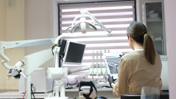 Eine Zahnärztin Mit Maske Betrachtet Ein Röntgenbild Einer Patientin Während — Stockvideo