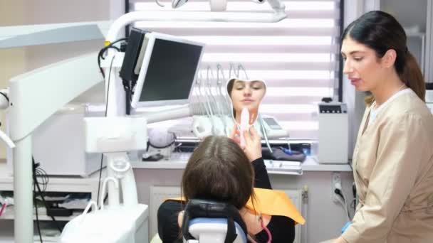 Konsultation Eines Zahnarztes Und Eines Patienten Der Patient Blickt Zahnspiegel — Stockvideo
